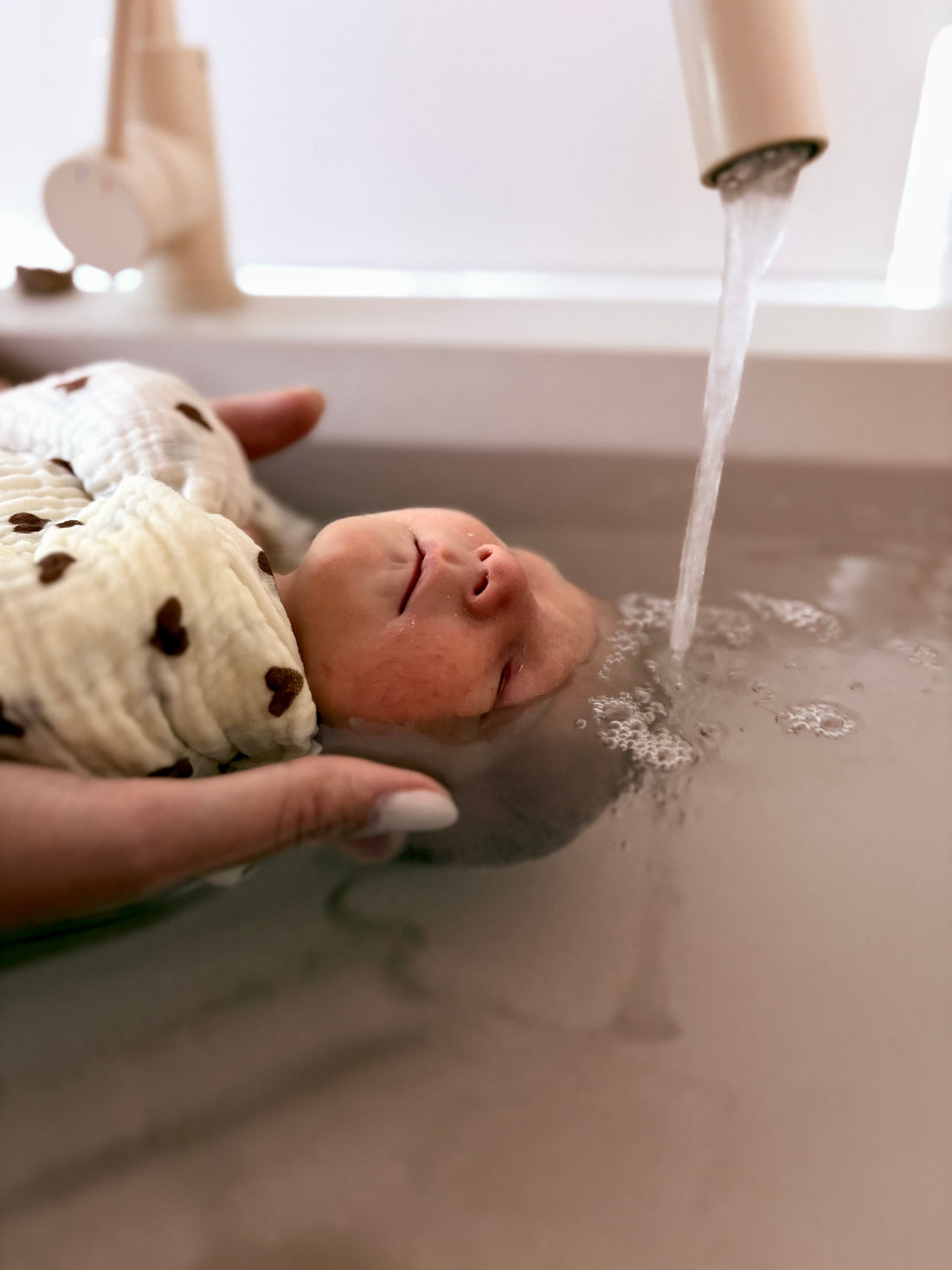 Le Thérapeutique Bain Bébé : un cadeau de naissance universel