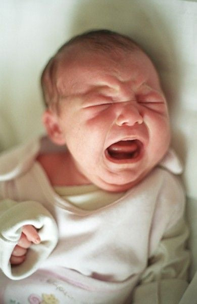 Mon bébé pleure beaucoup, est-ce normal ?
