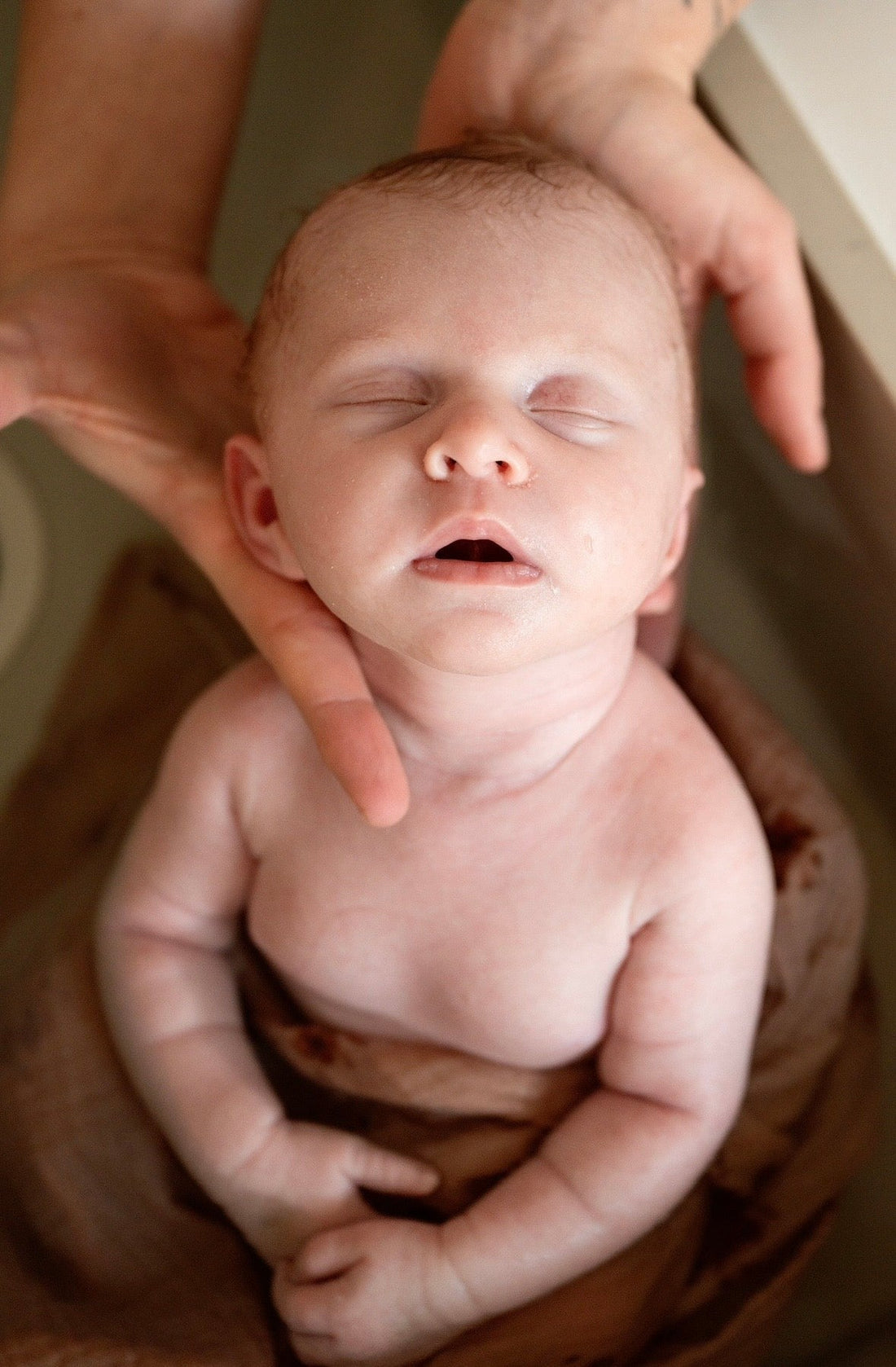 Le Thérapeutique Bain Bébé : un soin de naissance pour accueillir le vécu du nouveau-né.