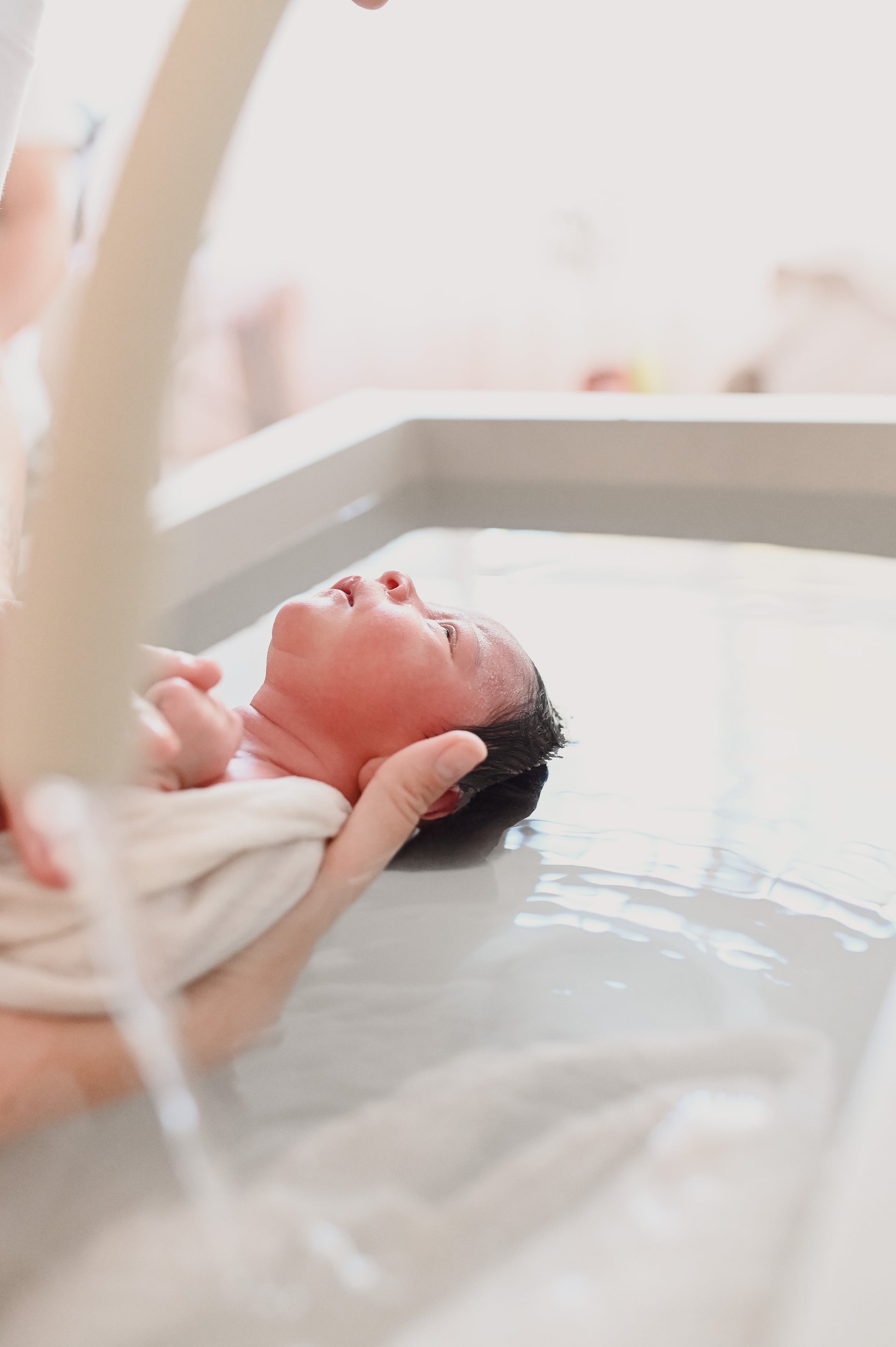 Les bienfaits du thérapeutique bain bébé - Le_bain_de_Tom_-_Les_Bains_de_Romane_-_Accompagnement_P_rinatal_-_Grossesse_-_Naissance_-_PostPartum_-_Sommeil_-_Allaitement._Le_Puy-en-Velay