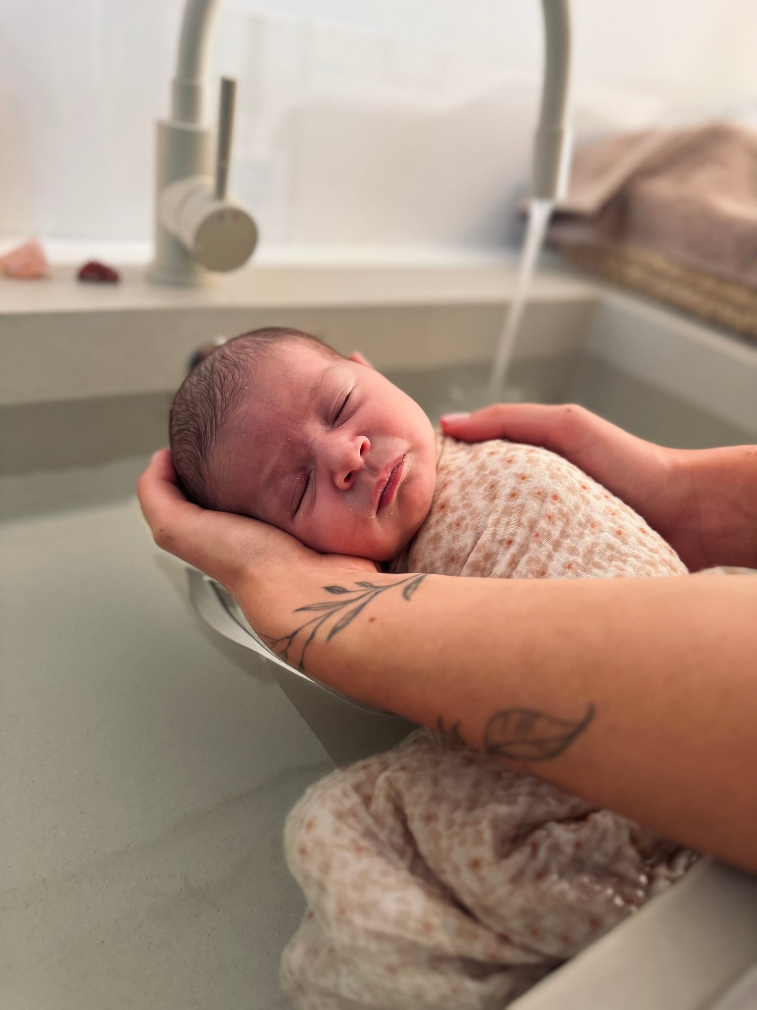 Initiation au bain enveloppé - Les Bains de Romane - Accompagnement Périnatal - Grossesse - Naissance - Post-Partum - Sommeil - Allaitement. Au Puy-en-Velay. 