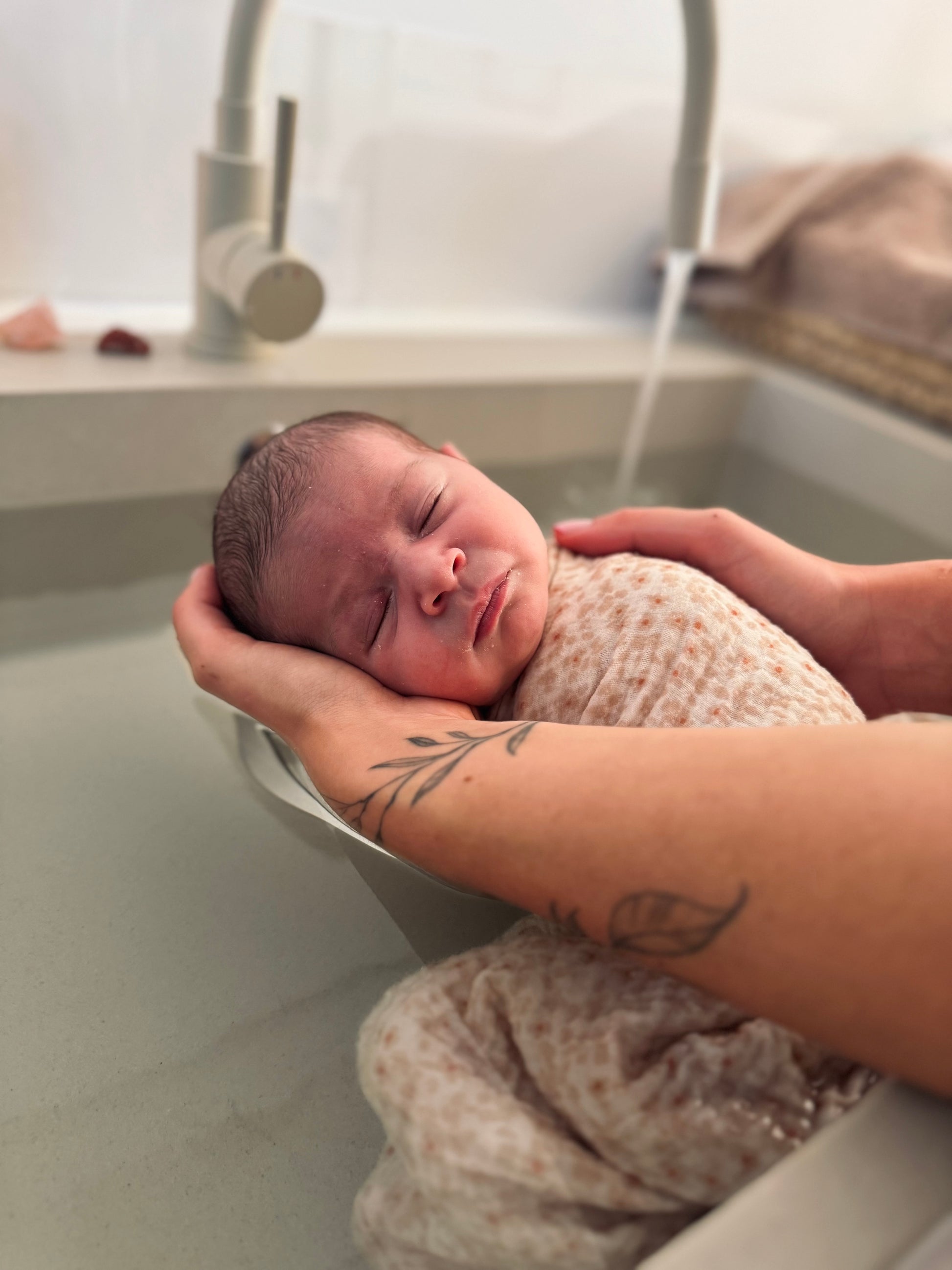 Initiation au bain enveloppé - Les Bains de Romane - Accompagnement Périnatal - Grossesse - Naissance - Post-Partum - Sommeil - Allaitement. Au Puy-en-Velay. 