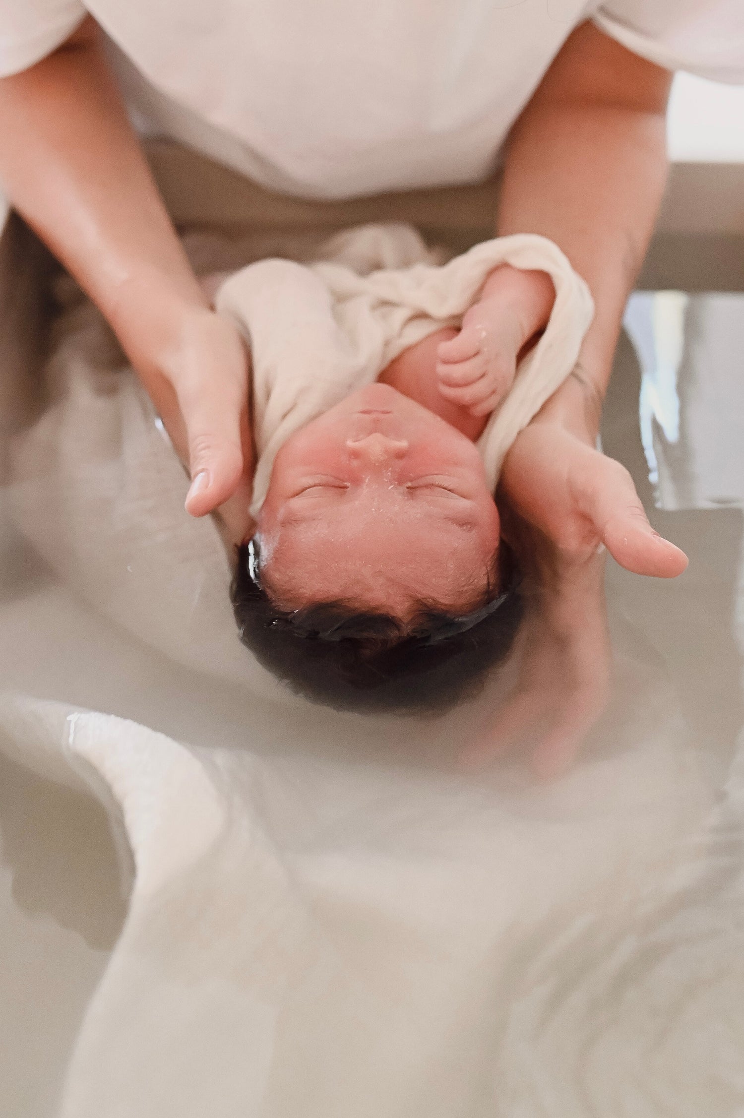Les bienfaits du thérapeutique bain bébé - Le_bain_de_Tom_-_Les_Bains_de_Romane_-_Accompagnement_P_rinatal_-_Grossesse_-_Naissance_-_PostPartum_-_Sommeil_-_Allaitement._Le_Puy-en-Velay