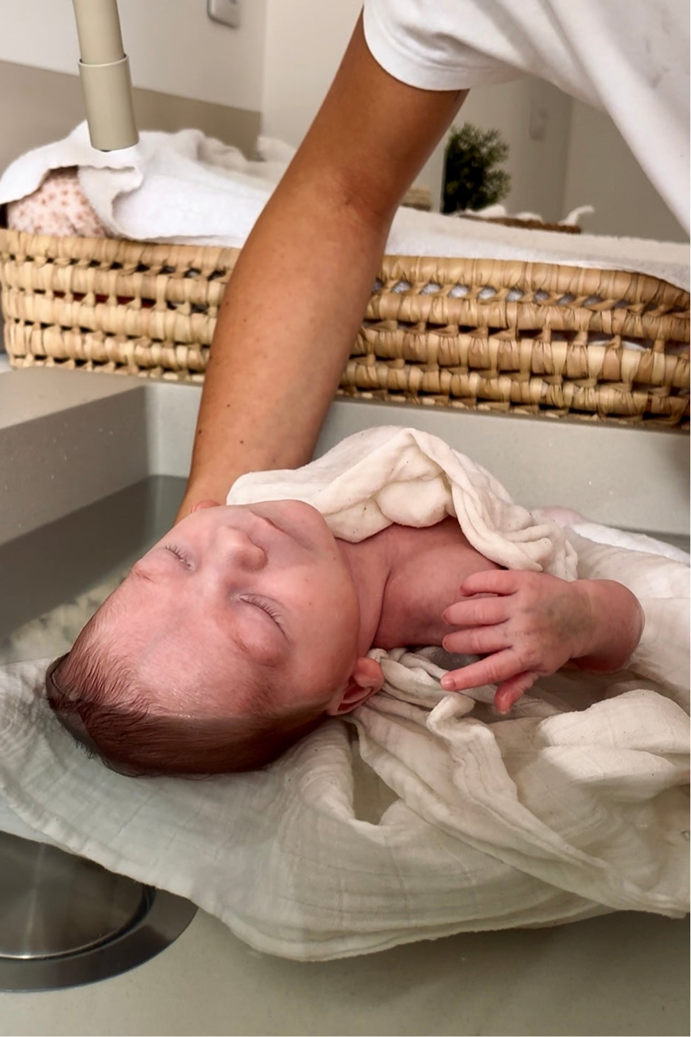 Thérapeutique Bain Bébé - Les Bains de Romane - Accompagnement Périnatal - Grossesse - Naissance - Post-Partum - Sommeil - Allaitement. Au Puy-en-Velay. 